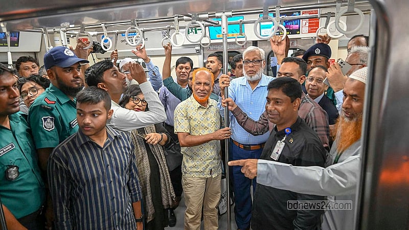 মিরপুর-১০ ক্ষতিগ্রস্ত মেট্রোরেল স্টেশন মঙ্গলবার খুলে দেওয়ার পর পরিদর্শনে সড়ক পরিবহন ও সেতু উপদেষ্টা মুহাম্মদ ফাওজুল কবির খান। এসময় স্টেশনের বিভিন্ন অংশ ঘুরে দেখেন তিনি।