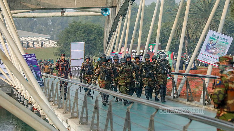 দেড় যুগ পর দেশে ফিরে শুক্রবার বাবা সাবেক রাষ্ট্রপতি জিয়াউর রহমানের কবর জিয়ারত করেন বিএনপির ভারপ্রাপ্ত চেয়ারম্যান তারেক রহমান। তার আগমন উপলক্ষে কঠোর নিরাপত্তা জোরদার করা হয়