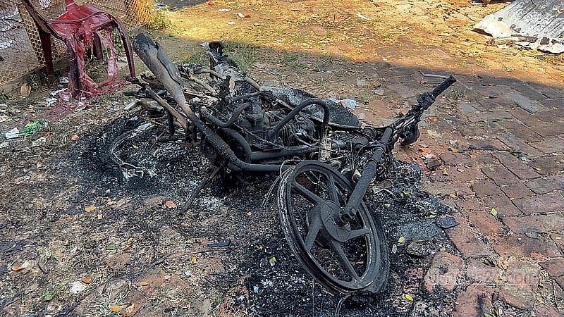 খাগড়াছড়ির দীঘিনালার লারমা স্কয়ারে চার দিন আগের সহিংসতার পুড়িয়ে দেওয়া হয়েছে এই মোটরসাইকেলটি। ছবি: সমির মল্লিক