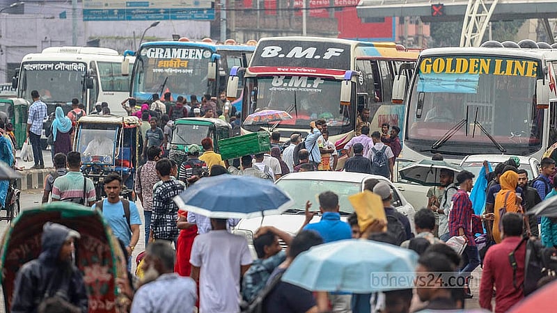 কোনো বাস দেখলেই ভিড় করছেন দক্ষিণের ঘরমুখো মানুষ। বৃহস্পতিবার ঢাকার দোলাইরপাড় এলাকার চিত্র। ছবি: আব্দুল্লাহ আল মমীন