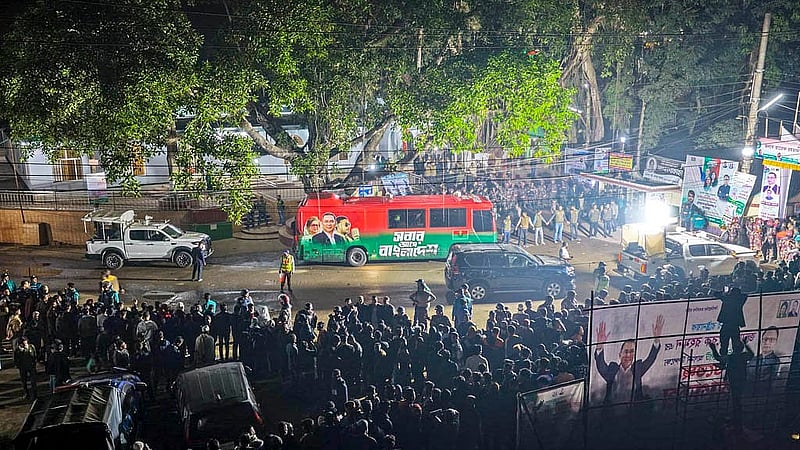 বিএনপির চেয়ারম্যান তারেক রহমান বুধবার রাতে সিলেটে হযরত শাহ পরাণ (রহ.) মাজার জিয়ারতের সময় বাইরে নেতাকমীদের ভিড়