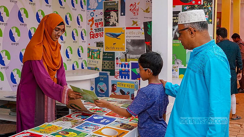 ছুটির দিন শুক্রবার অনেক অভিভাবক তাদের সন্তানদের বইমেলায় নিয়ে আসেন। সন্তানদের পছন্দের বই কিনে দেন