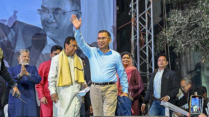 ঢাকা-১৭ আসনে ধানের শীষের প্রার্থী বিএনপির চেয়ারম্যান তারেক রহমান শুক্রবার সন্ধ্যায় ভাষানটেকে নির্বাচনি জনসভার মঞ্চে সবাইকে হাত নেড়ে শুভেচ্ছা জানান। ছবি: বিএনপির মিডিয়া সেল