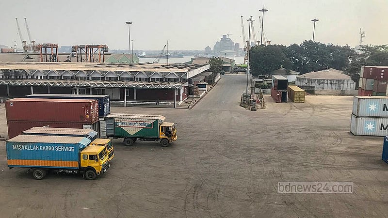 নিউমুরিং কন্টেইনার টার্মিনালে বন্দর রক্ষা সংগ্রাম পরিষদের ডাকা কর্মবিরতির তৃতীয় দিনে বন্দর ছিল অচল