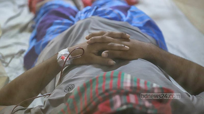 রাজধানীর মুগদা জেনারলে হাসপাতালে চিকিৎসা নিচ্ছেন এইডিস মশাবাহিত ডেঙ্গু জ্বারে আক্রান্ত রোগীরা। ছবি: আব্দুল্লাহ আল মমীন