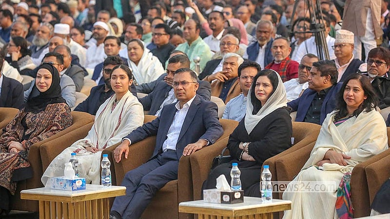 সাবেক প্রধানমন্ত্রী খালেদা জিয়া স্মরণে শুক্রবার শোকসভায় যোগ দেন বিএনপির চেয়ারম্যান তারেক রহমান, তার স্ত্রী জুবাইদা রহমান, মেয়ে জাইমা রহমান এবং খালেদা জিয়ার ছোট ছেলে আরাফাত রহমান কোকোর স্ত্রী শামিলা রহমানসহ পরিবারের সদস্যরা।