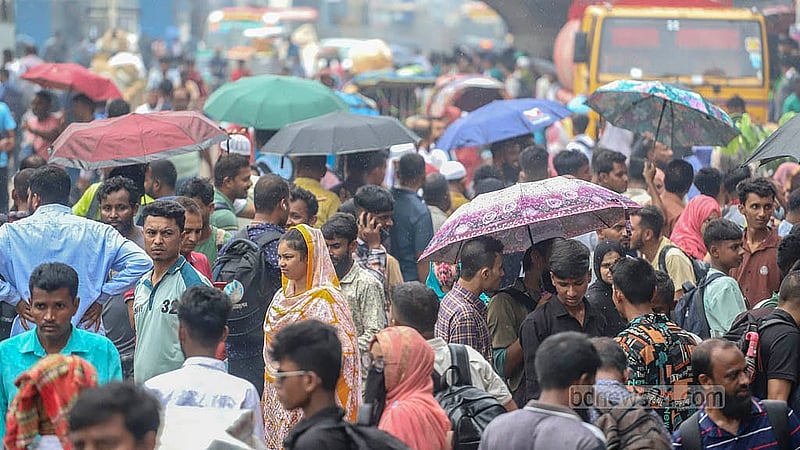 লম্বা ছুটি ঘিরে কয়েক দিন ধরেই ঢাকা ছাড়ছে মানুষ। রাজধানীর দোলাইরপাড় বৃহস্পতিবার বাসের অপেক্ষায় দক্ষিণাঞ্চলের যাত্রীরা। ছবি: আব্দুল্লাহ আল মমীন