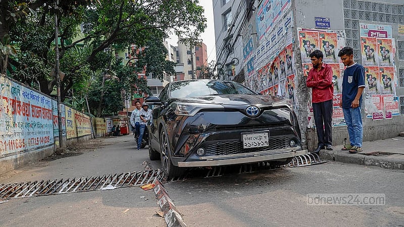 ঢাকার কাকরাইলে প্রধান সড়কে রিকশা চলাচল ঠেকাতে বসানো হয়েছে ট্র্যাপার। লোহার ট্র্যাপার কিছুটা উঁচু এবং পিচ্ছিল হওয়ায় ঝামেলায় পড়ছেন গাড়িচালকরা। ছবি: মাহমুদ জামান অভি