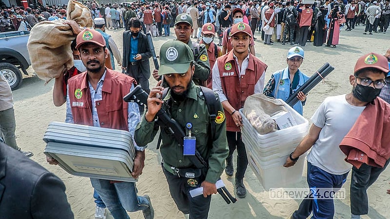 ঢাকার দোলাইর পাড় উচ্চ বিদ্যালয় থেকে বুধবার ভোটের সামগ্রী ঢাকা-৪ আসনের বিভিন্ন কেন্দ্রে পাঠানো হয় আনসার ও পুলিশের নিরাপত্তায়