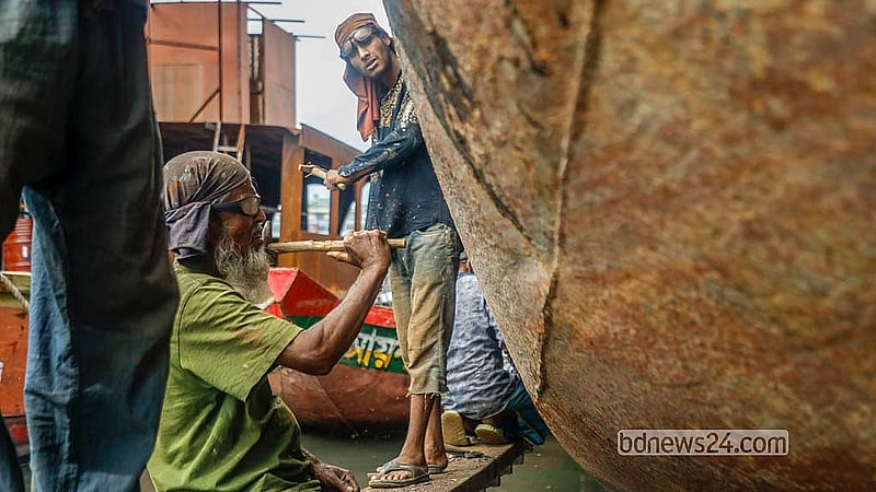 ঢাকার কেরাণীগঞ্জে বুড়িগঙ্গা নদীর তীরের ডকইয়ার্ডগুলোতে জাহাজ তৈরি মেরামত ও পুরনো জাহাজ ভাঙার কাজ করে থাকেন শ্রমিকরা। কর্মঘণ্টা নিয়ে আপত্তি আর পারিশ্রমিক নিয়েও নানা অভিযোগ রয়েছে তাদের। ছবি: আব্দুল্লাহ আল মমীন