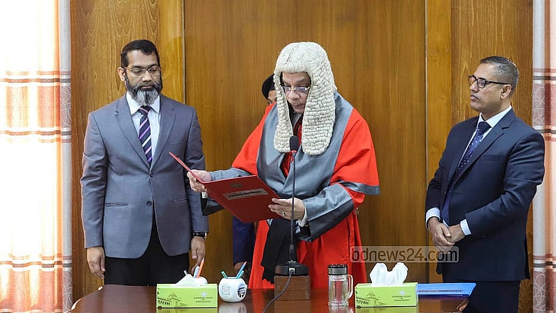 সুপ্রিম কোর্ট জাজেজ লাউঞ্জে রোববার নতুন নির্বাচন কমিশনকে শপথ পাঠ করান প্রধান বিচারপতি সৈয়দ রেফাত আহমেদ।  ছবি: আব্দুল্লাহ আল মমীন