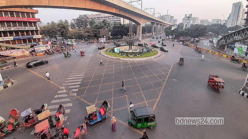 রাজধানীর কারওয়ানবাজার এলাকায় অন্য সময় যানজট থাকলেও ত্রয়োদশ সংসদ নির্বাচনের আগের দিন দেখা গেল রাস্তাঘাট ফাঁকা