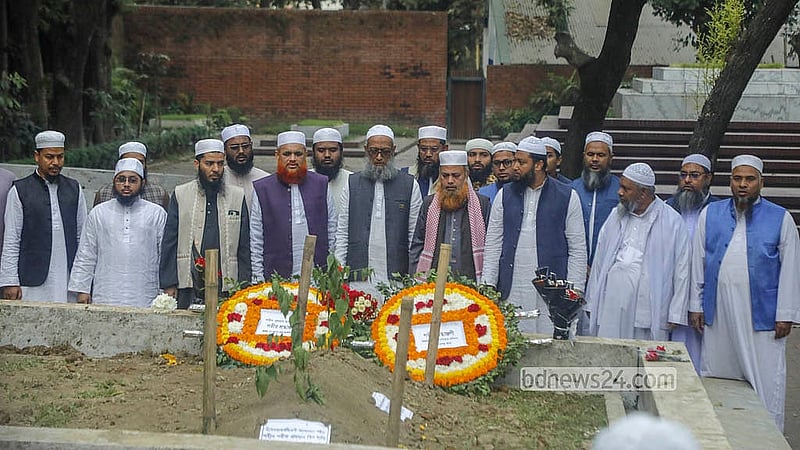 দাফনের পরদিন রোববার ইনকিলাব মঞ্চের মুখপাত্র শরীফ ওসমান হাদির কবর রোববার জিয়ারত করতে আসে বিভিন্ন সংগঠন