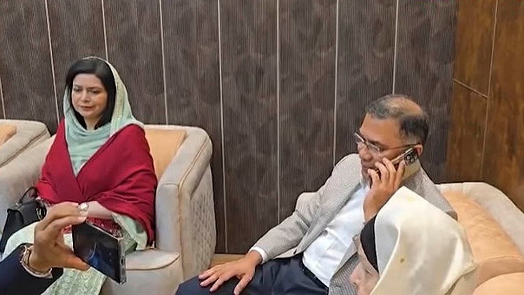 প্রধান উপদেষ্টা মুহাম্মদ ইউনূসের সঙ্গে কথা বলছেন বিএনপির ভারপ্রাপ্ত চেয়ারম্যান তারেক রহমান। বিএনপির ফেসবুক পেজ থেকে নেওয়া ছবি।