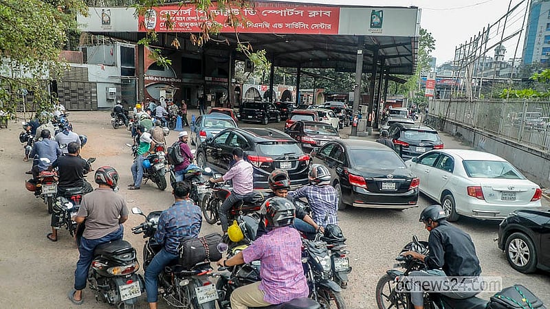 জ্বালানি তেলের সরবরাহ নিয়ে উদ্বেগে ভিড় বাড়ছে ফিলিং স্টেশনে। বাড়তি চাহিদার যোগান দিতে গিয়ে অনেক ফিলিং স্টেশনের মজুত শেষ। ফলে যানবাহনের ভিড় বাড়ছে সচল কিছু ফিলিং স্টেশনে।  ছবি: আব্দুল্লাহ আল মমীন