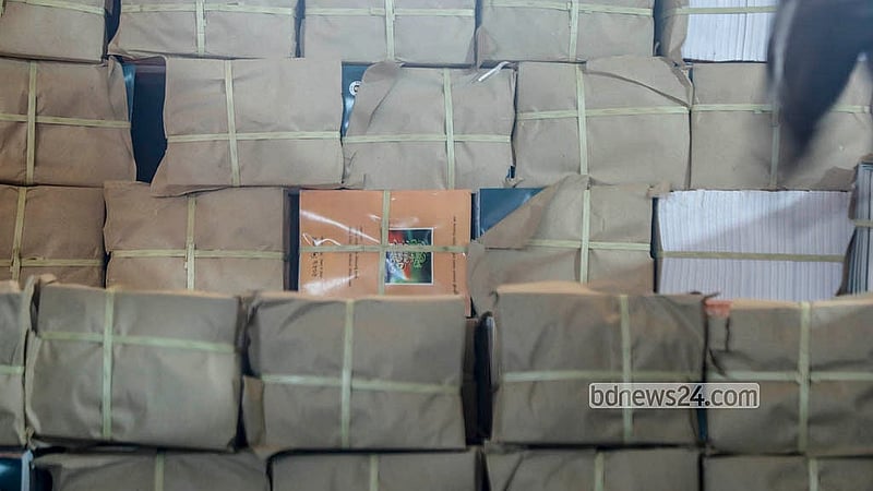ঢাকার মাতুয়াইল এলাকার ছাপাখানা থেকে মাধ্যমিকের নতুন পাঠ্যবই দেশের বিভিন্ন প্রান্তে পাঠানোর প্রস্তুতি চলছে