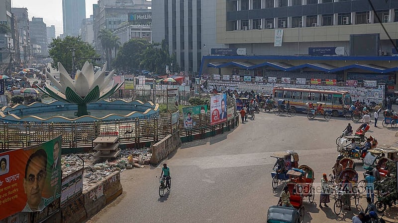 সপ্তাহের শেষ কর্ম দিবসে মতিঝিল বাণিজ্যিক এলাকায় যানবাহন আর মানুষের ব্যাপক ভিড় থাকে। তবে আওয়ামী লীগের ডাকা ‘লকডাউন কর্মসূচির’ কারণে বৃহস্পতিবার মতিঝিল এলাকা ফাঁকা দেখা যায়। ছবি: মাহমুদ জামান অভি