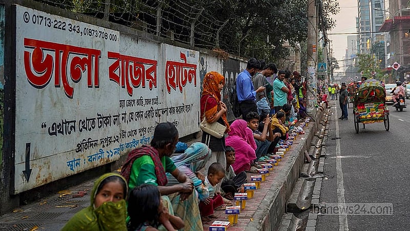 ঢাকার বনানী ১১ নম্বর সড়কে প্রতিদিন ৩০০ থেকে ৪০০ মানুষের জন্য ইফতার আয়োজন করে ‘ভালো কাজের হোটেল’। ছবি: তানজিনুর রহমান ভূইয়া