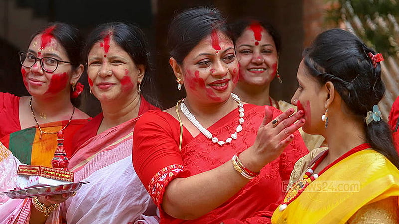 বিজয়া দশমীতে রোববার ঢাকেশ্বরী জাতীয় মন্দিরে সিঁদুর খেলায় নারীরা। ছবি: আব্দুল্লাহ আল মমীন