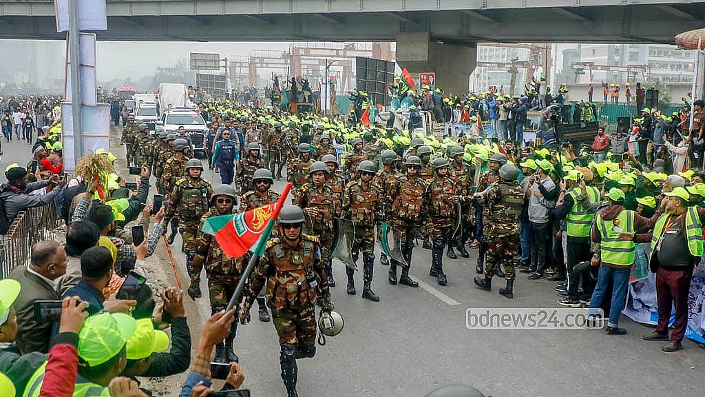 হযরত শাহজালাল আন্তর্জাতিক বিমানবন্দর থেকে তারেক রহমানকে ৩০০ ফিট সড়কে সংবর্ধনাস্থলে নেওয়া হয় কড়া নিরাপত্তার মধ্য দিয়ে।