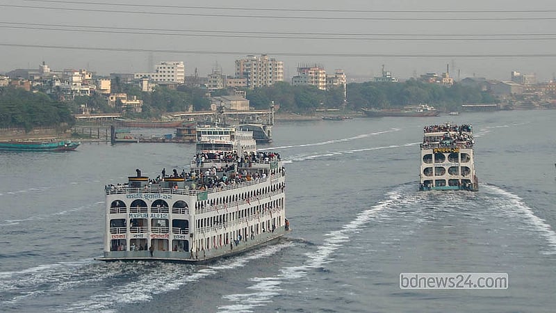 ঢাকার সদরঘাট টার্মিনাল থেকে যাত্রী নিয়ে লঞ্চ যাচ্ছে দক্ষিণাঞ্চলের পথে।  ছবি: আব্দুল্লাহ আল মমীন