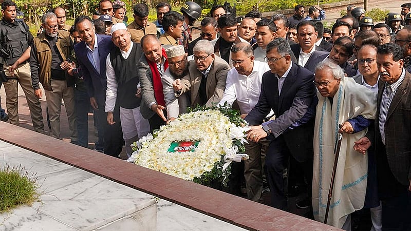ঢাকা বিশ্ববিদ্যালয়ে জাতীয় কবির সমাধিসৌধ প্রাঙ্গণে শনিবার সকালে ইনকিলাব মঞ্চের আহ্বায়ক ওসমান হাদির কবর জিয়ারত শেষে কাজী নজরুল ইসলামের প্রতি শ্রদ্ধা জানান বিএনপির ভারপ্রাপ্ত চেয়ারম্যান তারেক রহমান। ছবি: বিএনপি মিডিয়া সেল