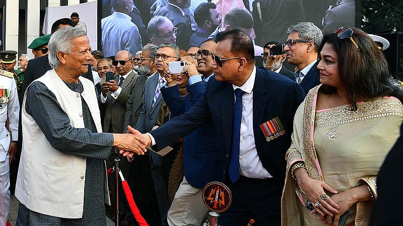 প্রধান উপদেষ্টা মুহাম্মদ ইউনূস বৃহস্পতিবার ঢাকা সেনানিবাসে সশস্ত্র বাহিনী দিবসে অতিথিদের সঙ্গে শুভেচ্ছা বিনিময় করেন। ছবি: পিআইডি