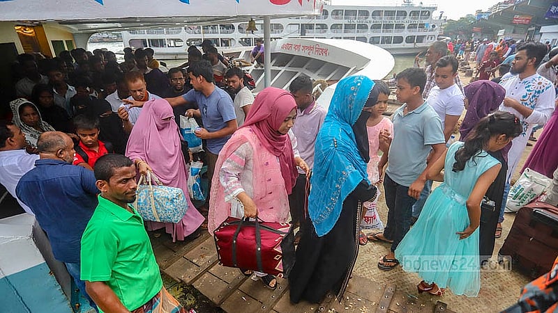 ঈদের লম্বা ছুটি কাটিয়ে পরিবার-পরিজন নিয়ে ঢাকায় ফিরছে কর্মজীবী মানুষ। শুক্রবার সদরঘাট লঞ্চ টার্মিনাল থেকে তোলা।  ছবি: আব্দুল্লাহ আল মমীন