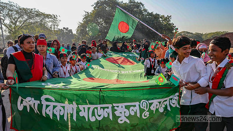 শহীদ বুদ্ধিজীবী দিবস উপলক্ষে রোববার সকালে রায়েরবাজার বধ্যভূমি স্মৃতিসৌধে জাতির শ্রেষ্ঠ সন্তানদের শ্রদ্ধা জানাতে শিক্ষকদের সঙ্গে আসেন শিক্ষার্থীরা