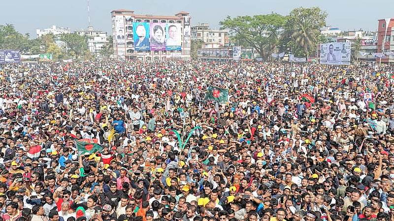 নির্বাচনি প্রচারের অংশ হিসেবে সোমবার খুলনার খালিশপুরে প্রভাতী স্কুল মাঠে জনসভা করেন বিএনপির চেয়ারম্যান তারেক রহমান।