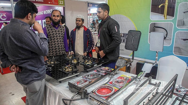 ‘বাংলাদেশ লাইট ইঞ্জিনিয়ারিং এক্সপো’ ঘুরে দেখার পাশাপাশি কেনাকাটাও সারছেন দর্শনার্থীরা