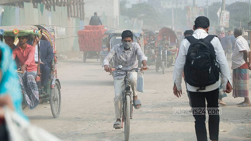 রাজধানীর বুড়িগঙ্গা নদীর পাড় ঘেঁষে বেড়িবাঁধ সড়কে ধুলার কারণে মাস্ক ছাড়া চলাচল করা কঠিন। শীতের সময় ধুলার মাত্রা বেড়ে যায় ওই এলাকায়। ছবি: আব্দুল্লাহ আল মমীন