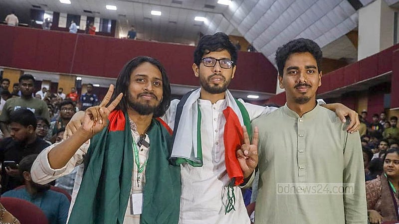 রাজশাহী বিশ্ববিদ্যালয় কেন্দ্রীয় ছাত্র সংসদের (রাকসু) নির্বাচনে জিএস পদে নির্বাচিত হয়েছেন ‘আধিপত্যবিরোধী ঐক্য’ প্যানেলের (বাঁ থেকে প্রথম) সালাহউদ্দিন আম্মার । তিনি পেয়েছেন ১১ হাজার ৫৩৭ ভোট। ছবি: মাহমুদ জামান অভি