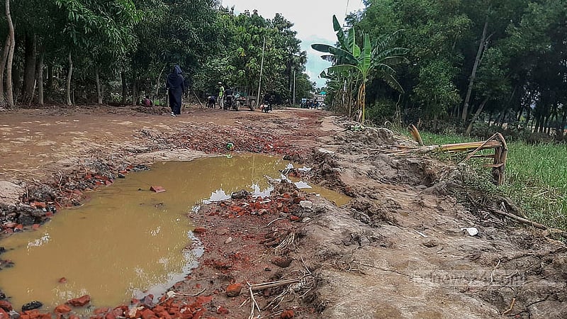 বেশ কয়েকদিন বন্যার পানিতে তলিয়ে থাকায় ফেনীর পরশুরাম উপজেলার মীর্জা নগর ইউনিয়নের এই সড়কে তৈরি হয়েছে বড় বড় খানাখন্দ। ছবি: উত্তম সেন গুপ্ত