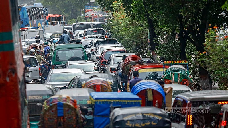 আন্দোলনের কারণে শাহবাগ আর মৎস্য ভবন এলাকায় যানবাহন চলাচল বন্ধ হয়ে যাওয়ায় কাটাবন মোড়ে সৃষ্টি হয় তীব্র যানজট। ছবি: মাহমুদ জামান অভি