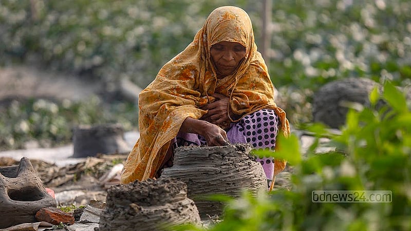 কামরাঙ্গীরচরে নদীর পাড়ে যেখানে এই নারীরা চুলা বানান, সেখানেই শুকানোর কাজ করেন তারা। বেচা-কেনাও হয় নদীর পাড়েই