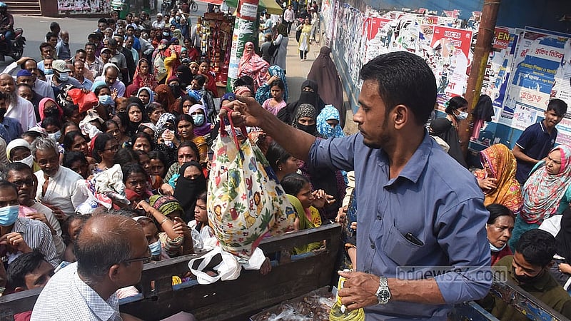 অনুরোধ করেও ক্রেতাদের থামানো যায়নি। ধাক্কাধাক্কি করে অনেকেই লাইনে আগে দাঁড়ানোর চেষ্টা করেছেন।
