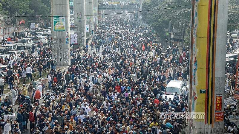 সাবেক প্রধানমন্ত্রী ও বিএনপি চেয়ারপারসন খালেদা জিয়ার জানাজায় অংশ নিতে মানিক মিয়া অ্যাভিনিউ অভিমুখে মানুষের ঢল