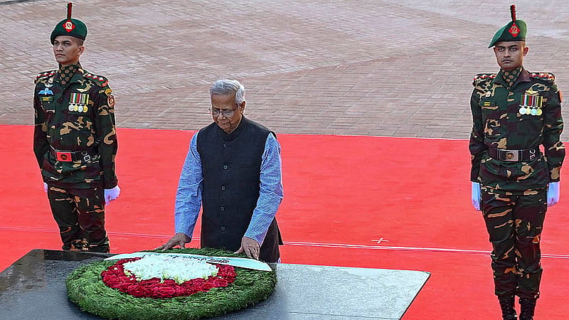 শহীদ বুদ্ধিজীবী দিবসে মিরপুরে শহীদ বুদ্ধিজীবী স্মৃতিসৌধে শ্রদ্ধা নিবেদন করেন মুহাম্মদ ইউনূস