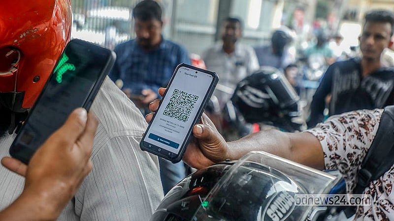 রাজধানীর পরিবাগে একটি পেট্রোল পাম্পে তেল নেওয়ার আগে চালকের ফুয়েল পাস স্ক্যান করছেন একজন কর্মী। ফুয়েল পাস থাকা মোটরসাইকেল চালকরা পাচ্ছেন সর্বোচ্চ ১২০০ টাকার তেল। ছবি: আব্দুল্লাহ আল মমীন