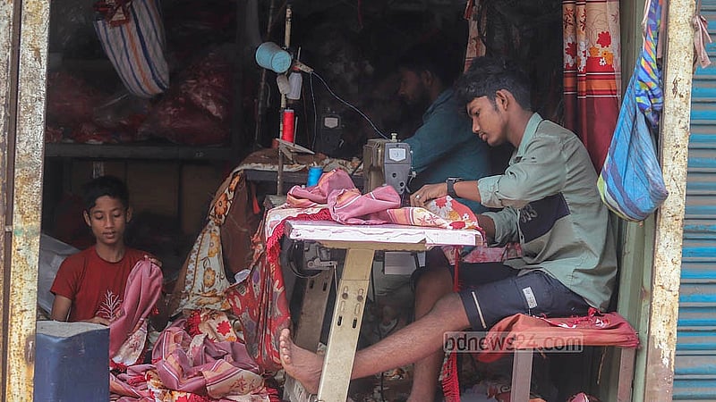 ঈদকে সামনে রেখে পুরনো গাড়ি সংস্কার শেষে জানালায় লাগানো হবে নতুন পর্দা। যাত্রাবাড়ীর মাতুয়াইল এলাকায় একটি দোকানে চলছে পর্দা সেলাইয়ের কাজ। ছবি: আব্দুল্লাহ আল মমীন