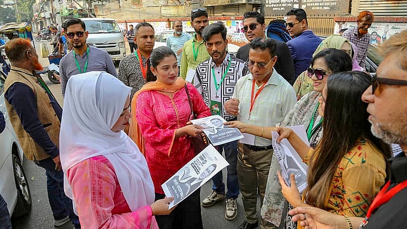 ঢাকা-১৭ আসনে বিএনপির প্রার্থী তারেক রহমানের পক্ষে বৃহস্পতিবার গুলশান এলাকায় প্রচার চালান দলের নেতাকর্মীরা।