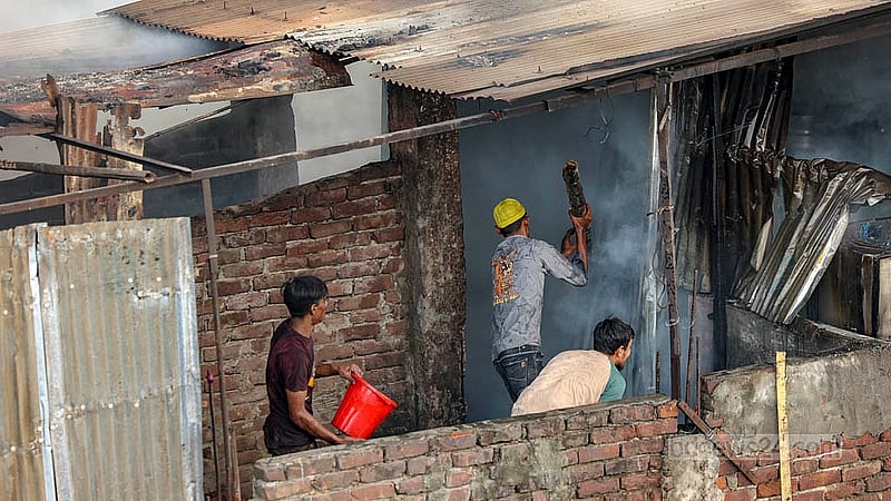 ইসলামবাগের চেয়ারম্যানঘাট এলাকায় প্লাস্টিকের গুদামের আগুন নেভানোর চেষ্টায় হাত মেলান স্থানীয়রাও।