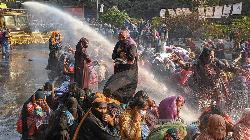 সরকারি প্রাথমিক বিদ্যালয়ে সহকারী শিক্ষক পদে নিয়োগ বাতিল হওয়া প্রার্থীদের সচিবালয়মুখী পদযাত্রা আটকে দিলে সড়কে বসে পড়েন তারা। এ সময় তাদের সরাতে জলকামান ব্যবহার করে পুলিশ। ছবি: আব্দুল্লাহ আল মমীন