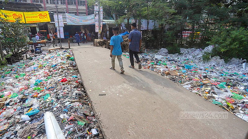 ঢাকার দক্ষিণ কেরানীগঞ্জের শুভাঢ্যা খাল এখন পরিণত হয়েছে ভাগাড়ে। ছবি: আব্দুল্লাহ আল মমীন