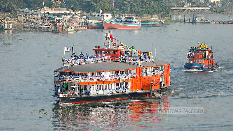 বিআইডব্লিউটিসির শতবর্ষী প্যাডেল স্টিমার পি এস মাহসুদের প্রয়োজনীয় মেরামত শেষে প্রমোদতরী হিসেবে শনিবার থেকে চলাচল শুরু হয়েছে। ছবি: আব্দুল্লাহ আল মমীন