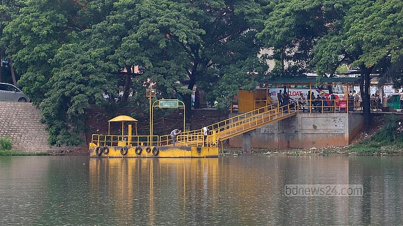 রাজধানীর হাতিরঝিলে ওয়াটার ট্যাক্সি চলাচল বন্ধ রাখায় ফাঁকা রামপুরা ঘাট। ছবি: আব্দুল্লাহ আল মমীন