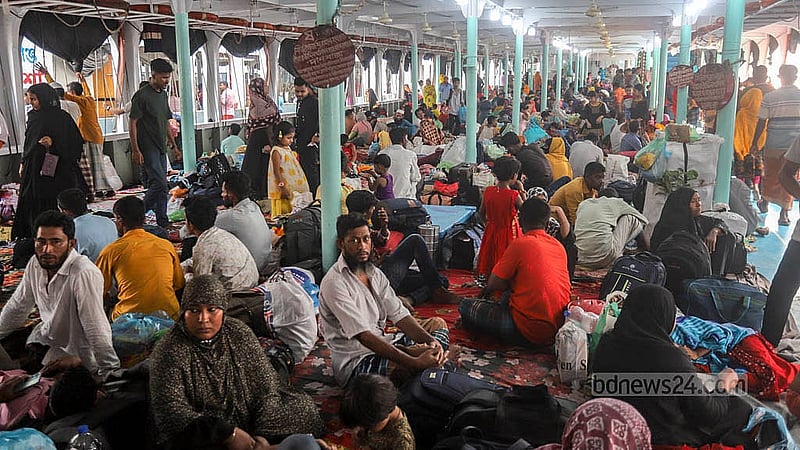 ঢাকার সদরঘাট টার্মিনালে শুক্রবার লঞ্চের ডেকে উঠে লঞ্চ ছাড়ার অপেক্ষা করে ঘরমুখো যাত্রীরা। ছবি: আব্দুল্লাহ আল মমীন