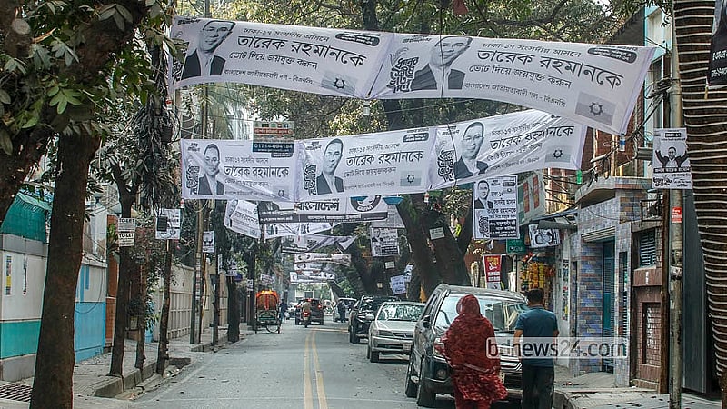 ঢাকা ১৭ আসনের বনানী এলাকায় বিভিন্ন সড়কে প্রার্থীদের নির্বাচনি ব্যানার।  ছবি: আব্দুল্লাহ আল মমীন