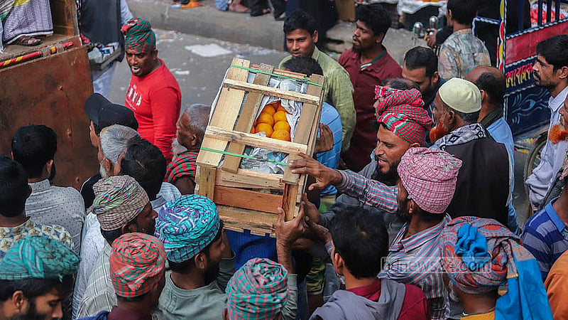 পুরান ঢাকার বাদমতলী ঘাটে মঙ্গলবার মান অনুযায়ী এক বাক্স কমলা ২ হাজার ৪০০ থেকে ৪ হাজার টাকা পর্যন্ত বিক্রি হয়। ছবি: আব্দুল্লাহ আল মমীন